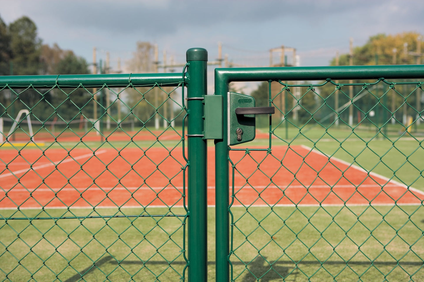 Locinox ant pavirsiaus montuojama spyna su poliamido korpusu.